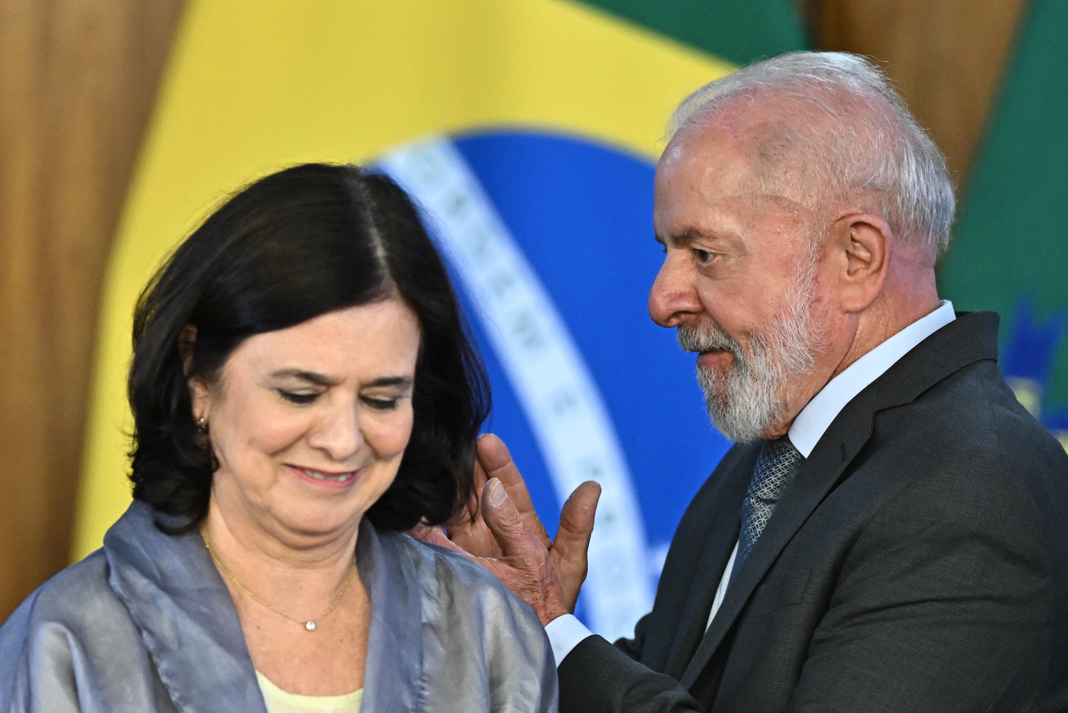 AME3358. BRASILIA (BRASIL), 25/02/2025.- El presidente de Brasil, Luiz Inácio Lula da Silva, junto a la ministra de Salud, Nísia Trindade, participan en la ceremonia de anuncio de alianzas para fortalecer la producción de vacunas y biofármacos, este martes en el Palacio del Planalto en Brasilia (Brasil). El Gobierno brasileño anunció la primera vacuna contra el dengue producida totalmente en el país, que en 2026 contará con 60 millones de dosis anuales, distribuidas en la red de salud pública. EFE/Andre Borges