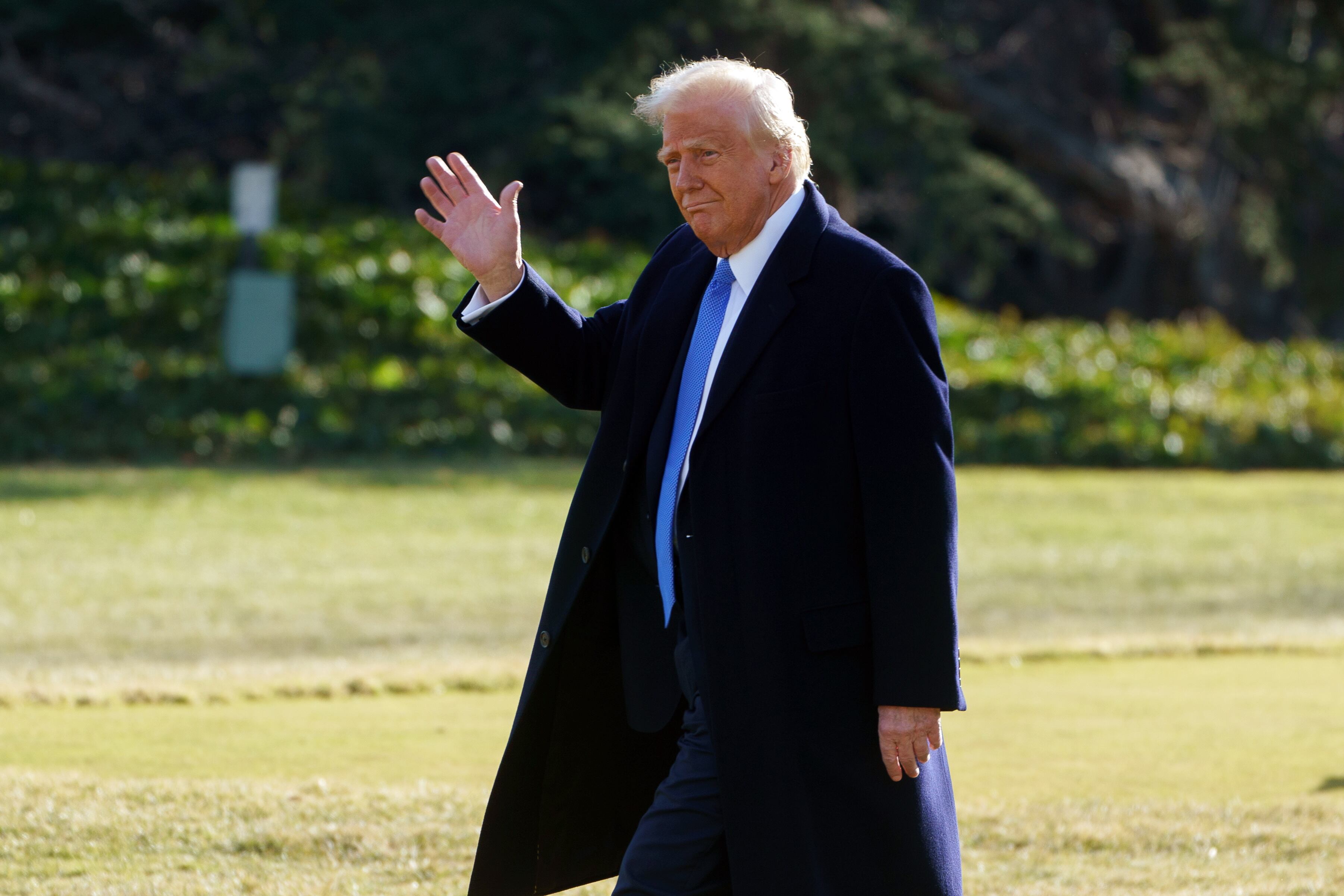 WASHINGTON (United States), 07/02/2025.- US President Donald Trump leaves the White House after a meeting with Japanese Prime Minister Ishiba Shigeru, in Washington, DC, USA, 07 February 2025. (Japón) EFE/EPA/WILL OLIVER