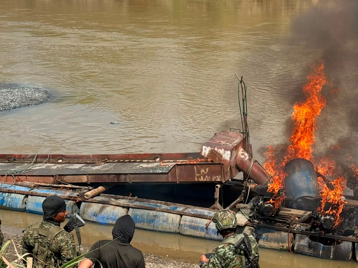 Destruyen maquinaria de las disidencias FARC usada para extraer oro ilegal del río Cauca
