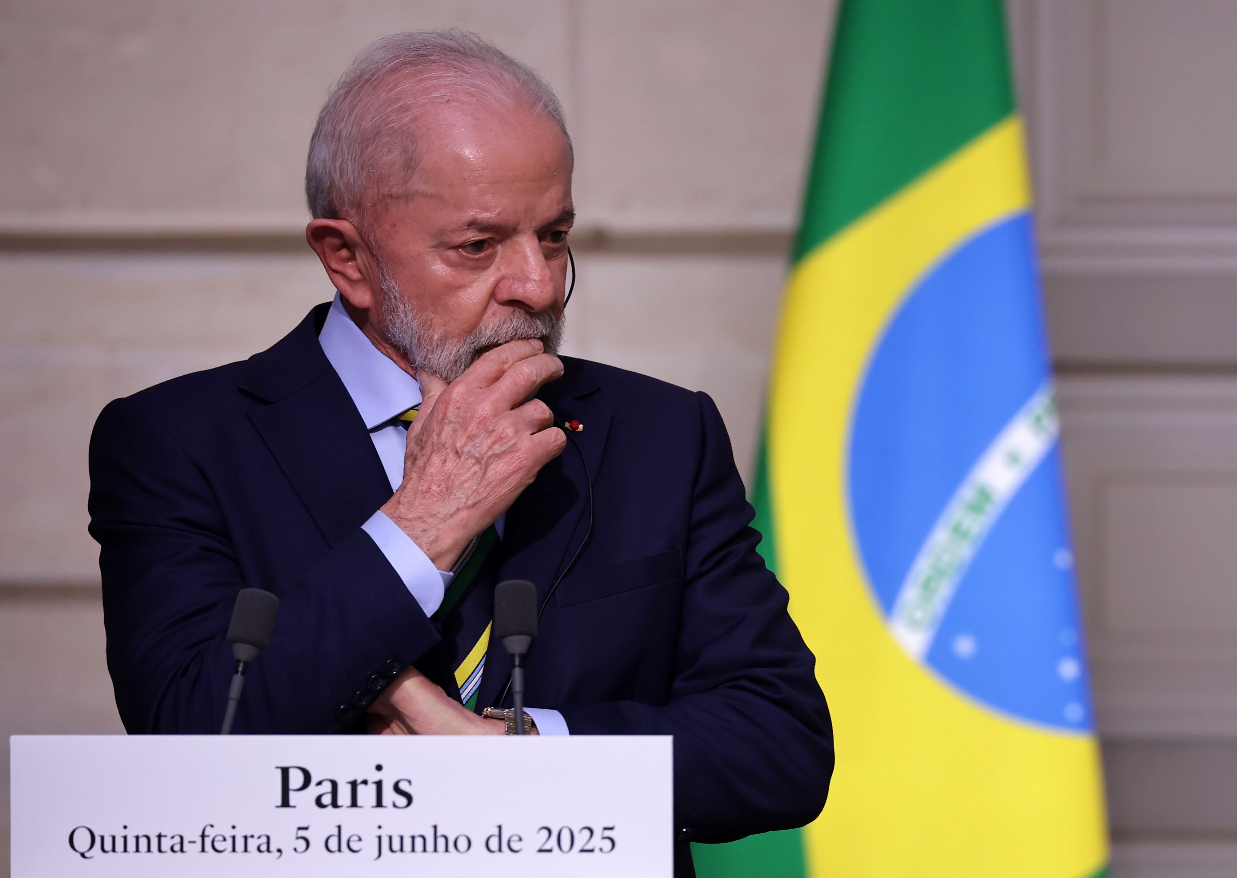 PARIS (France), 05/06/2025.- Brazilian President Luiz Inacio Lula da Silva attends a joint press conference with the French president at the Elysee Palace in Paris, France, 05 June 2025. The Brazilian president is in France to participate in the United Nations Ocean Conference held in Nice from 09 June to 13 June 2025. (Brasil, Francia, Niza) EFE/EPA/CHRISTOPHE PETIT TESSON / POOL