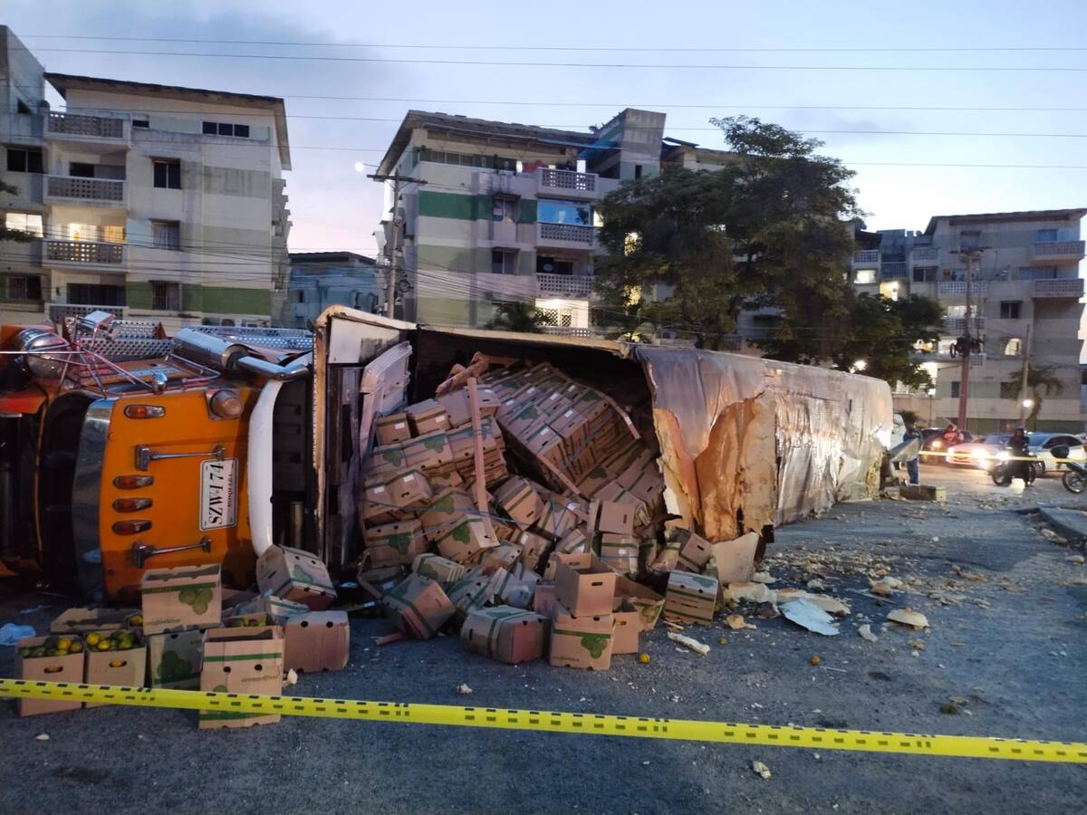 Volcamiento de tractomula dejó un herido y destrozos en un lavadero en Cartagena