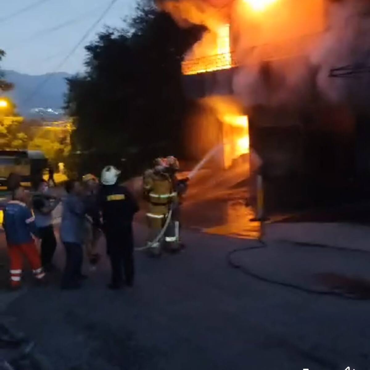 Incendio generado en taller de motos, quemó dos pisos en Santa Fe de Antioquia