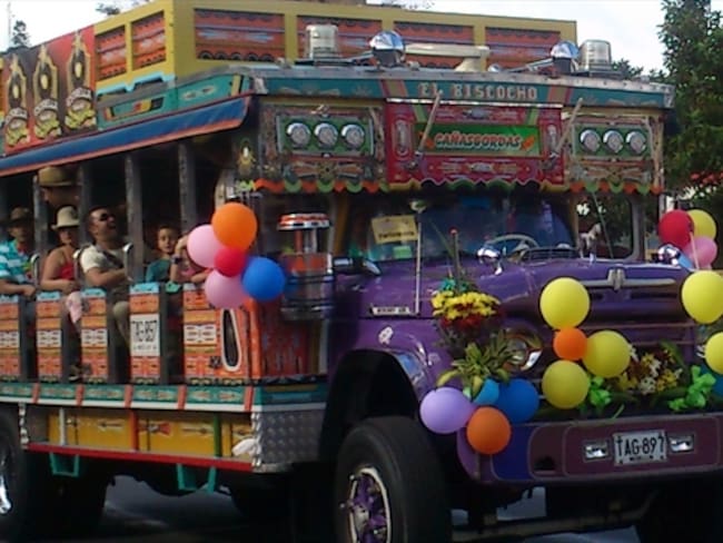 Más de 130 chivas desfilarán en la feria de las flores, pedirán por la paz