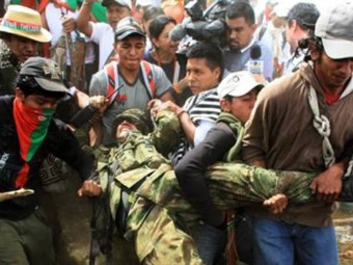 Santos advierte que no quiere indígenas en bases militares pero abre puerta al diálogo si cesan ataques
