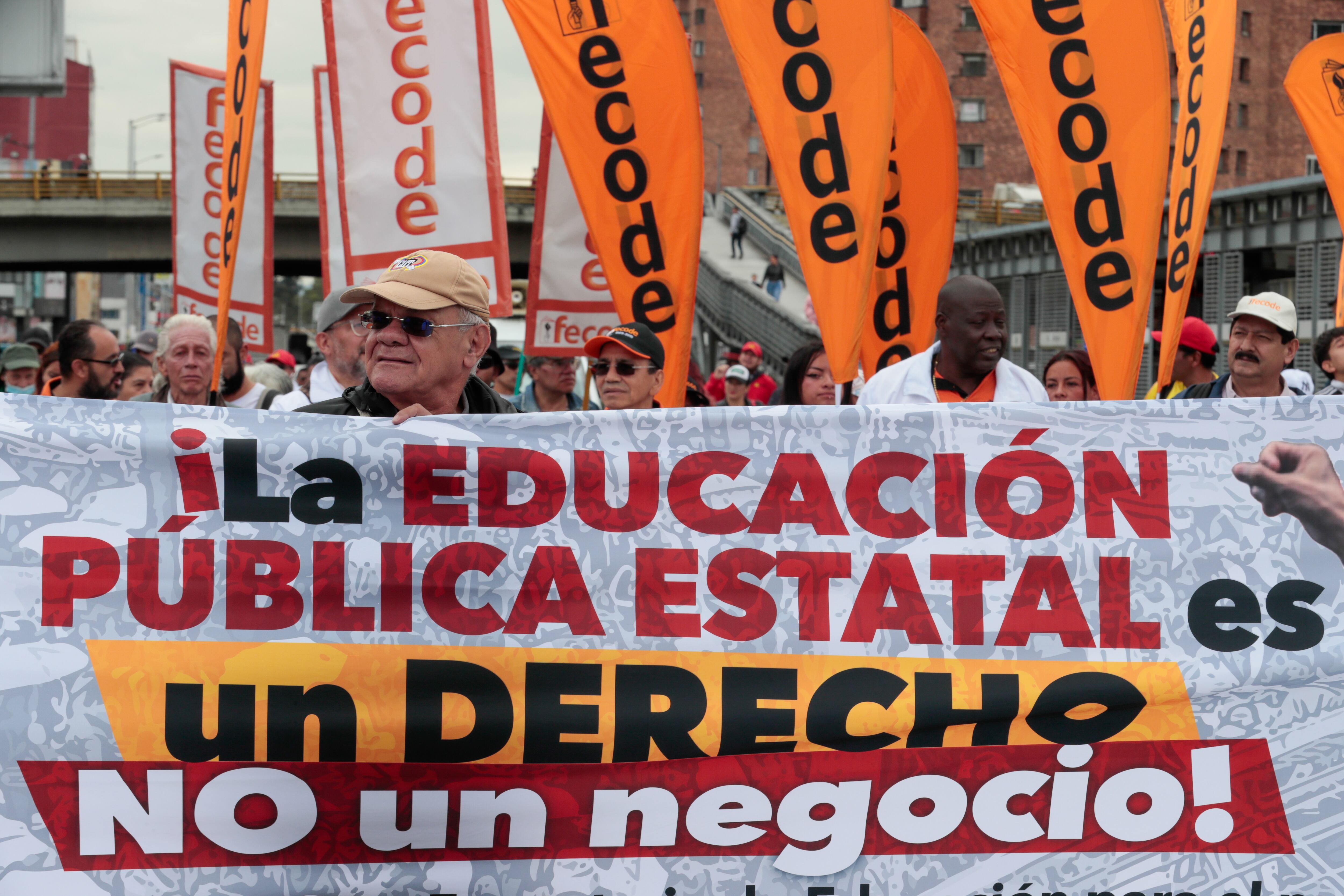 AME3558. BOGOTÁ (COLOMBIA), 12/06/2024.- Miembros de Fecode marchan en Bogotá EFE/ Carlos Ortega