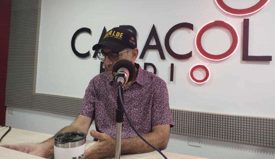 El mandatario dijo en Caracol Radio que el presidente Duque está en una "encrucijada" por la solicitud de suspensión de la Contraloría Distrital