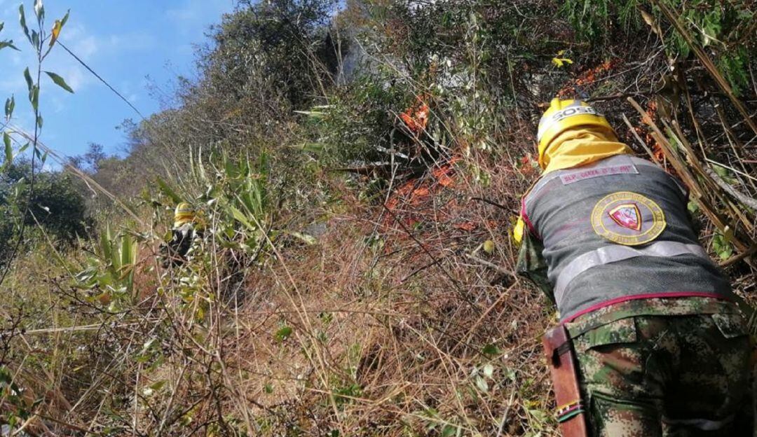 Los fuertes vientos podrían dificultar las labores de control del incendio. 