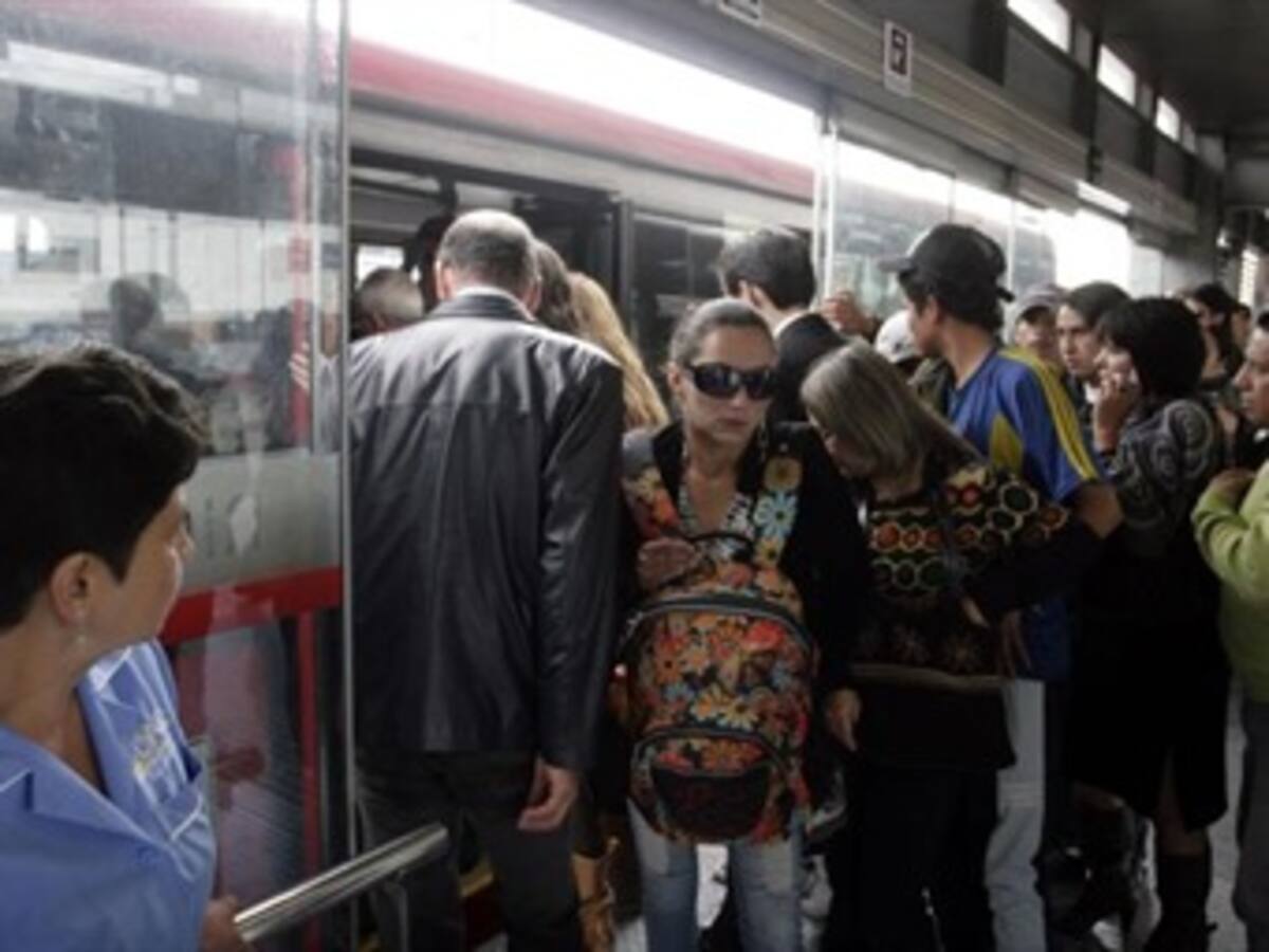 Alcalde, responsable por falta de buses y vías de Transmilenio: operadores