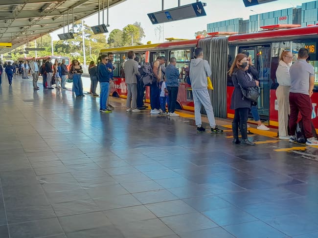 Autobús en la estación de Transmilenio en Bogotá, Colombia. Imagen vía Getty Images