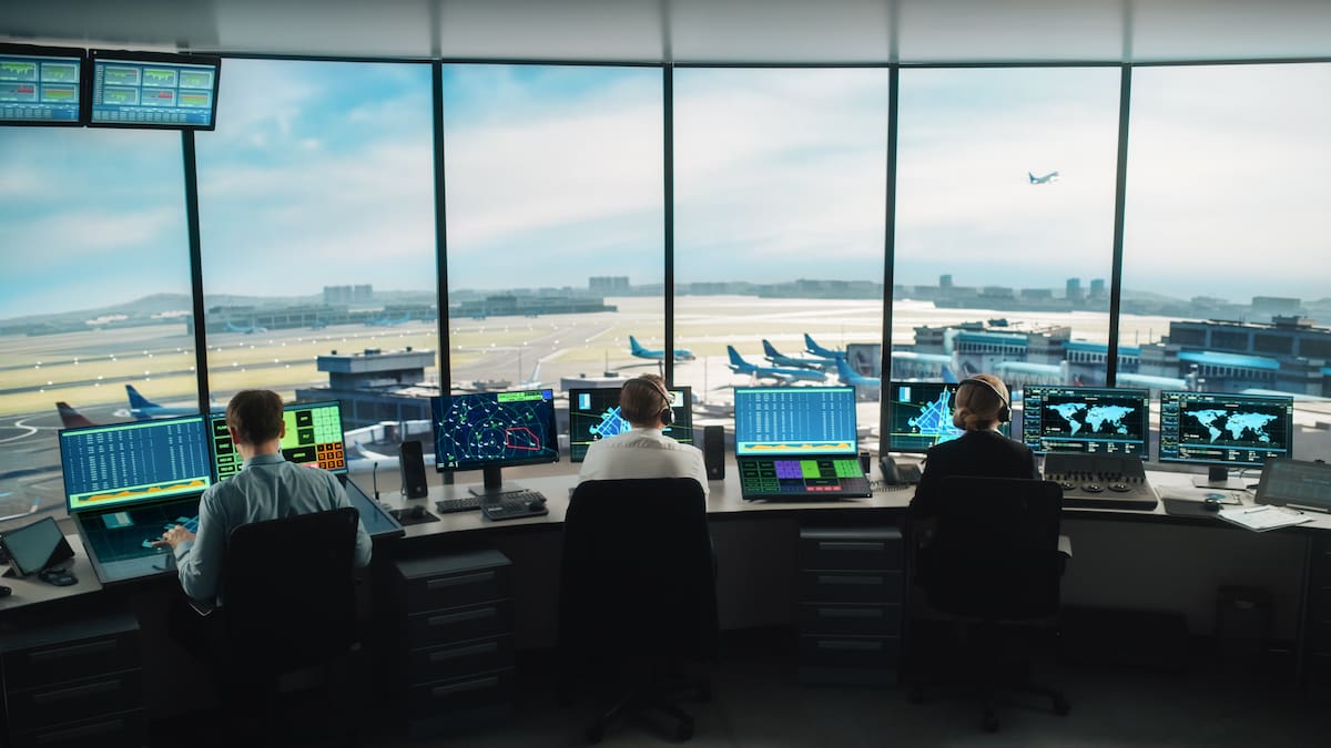 Controladores aéreos rechazan acusaciones y alertan crisis en sistema aeronáutico colombiano