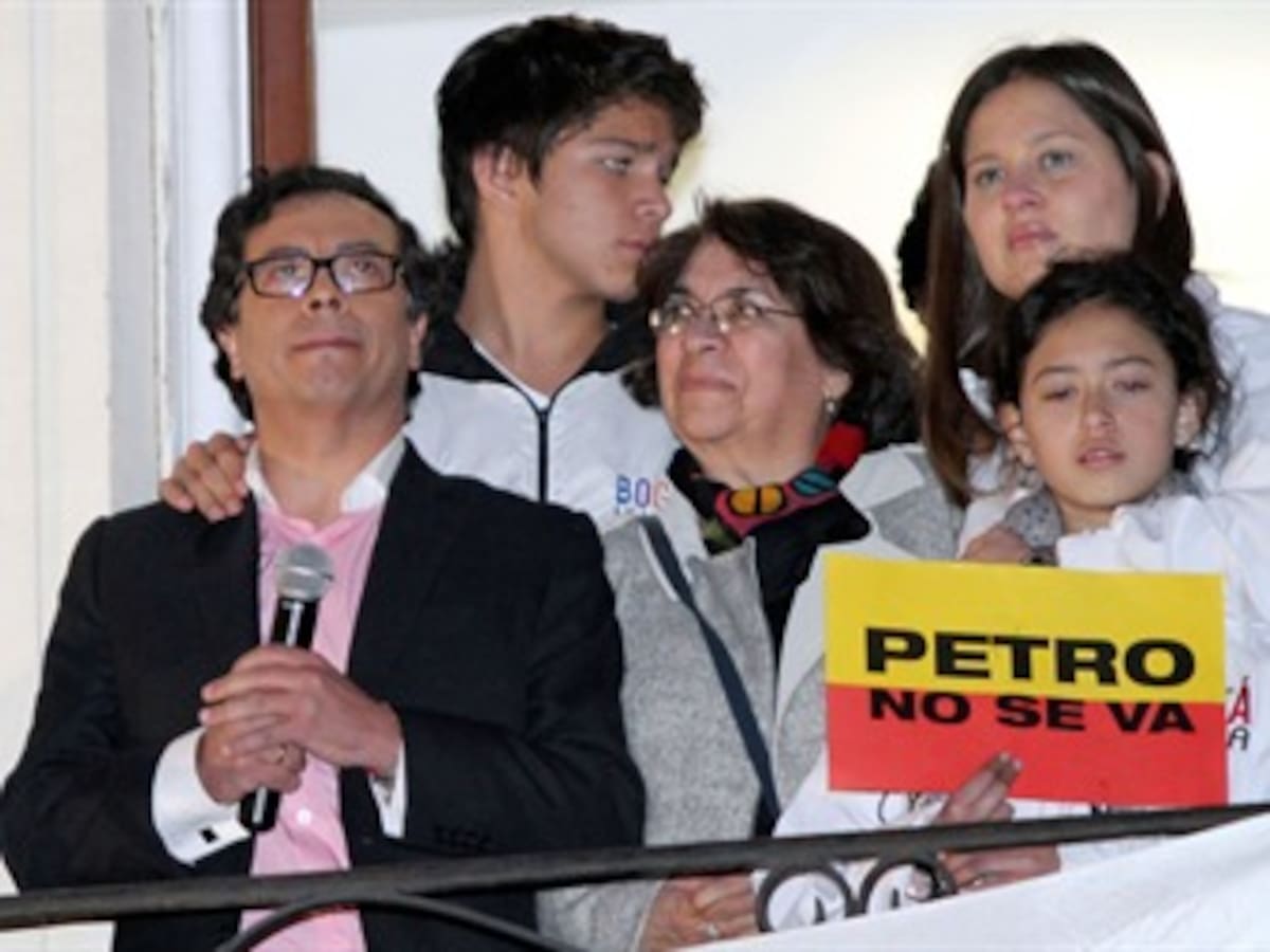 Santos tiene 10 días para firmar destitución del alcalde: defensa de Petro