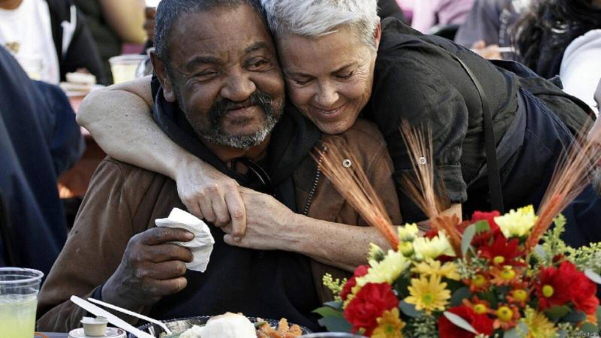 En esta fecha, muchos estadounidenses acotumbran a asistir a ceremonias religiosas o prestar servicios de voluntariado. Para ellos, compartir los alimentos y dar gracias por las bendiciones recibidas representa el momento cuando los primeros colonos europeos agradecieron por el éxito de sus cosechas.