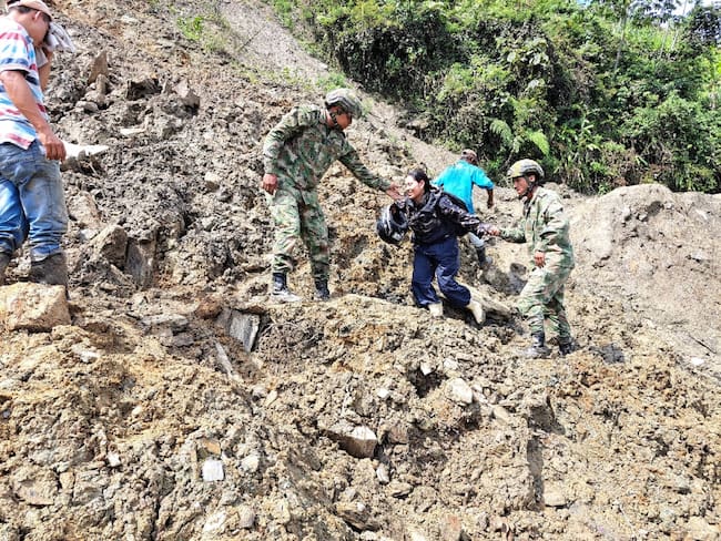 El Ejército apoya a las comunidades afectadas por el invierno en el Tolima