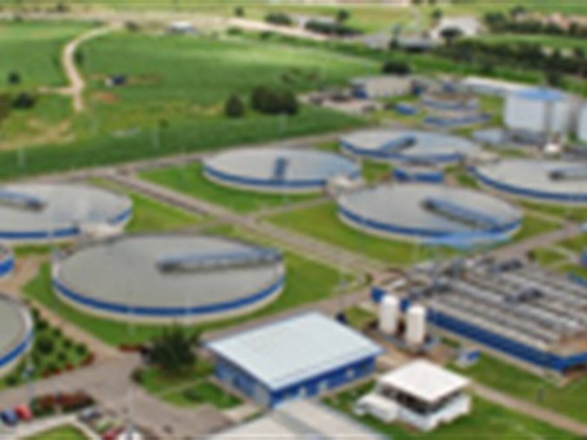 El alcalde Petro anunció menores tarifas en el servicio del agua