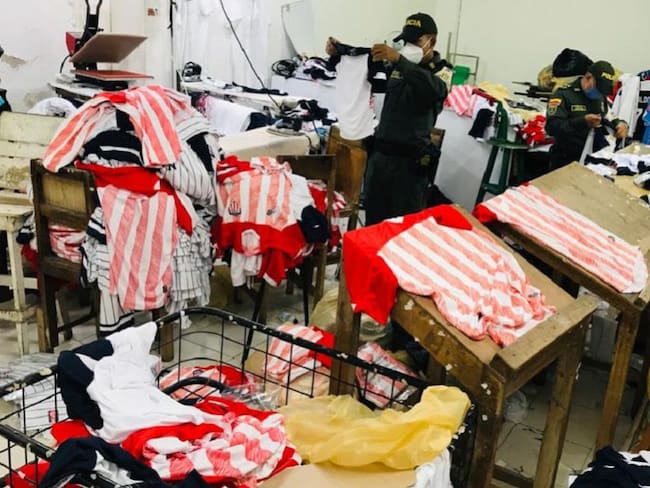 Desmantelan dos fábricas que falsificaban camisetas en Barranquilla