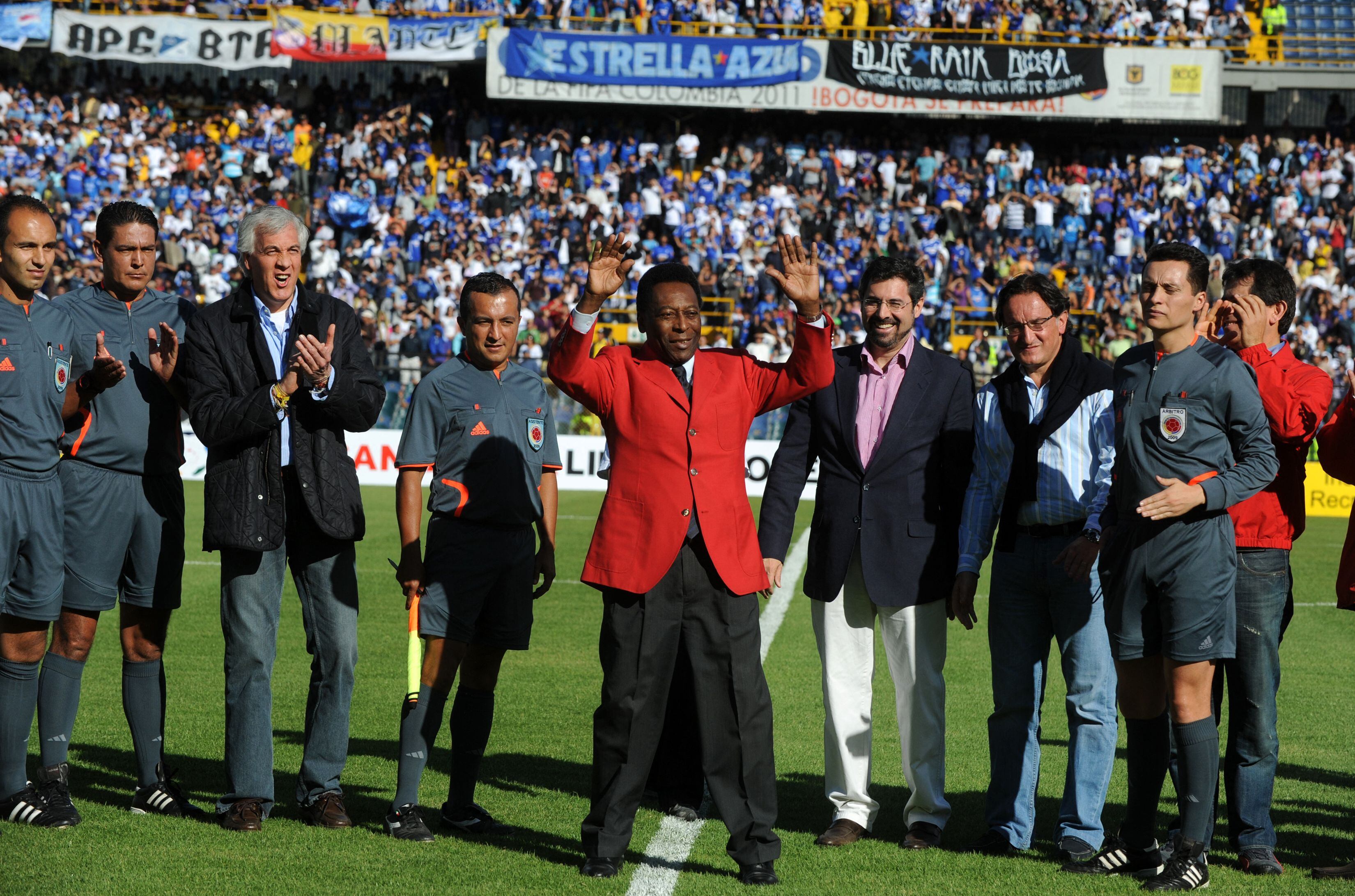 Pelé visitó El Campín en 2010. AFP PHOTO/Eitan Abramovich (Photo by Eitan ABRAMOVICH / AFP) (Photo by EITAN ABRAMOVICH/AFP via Getty Images)