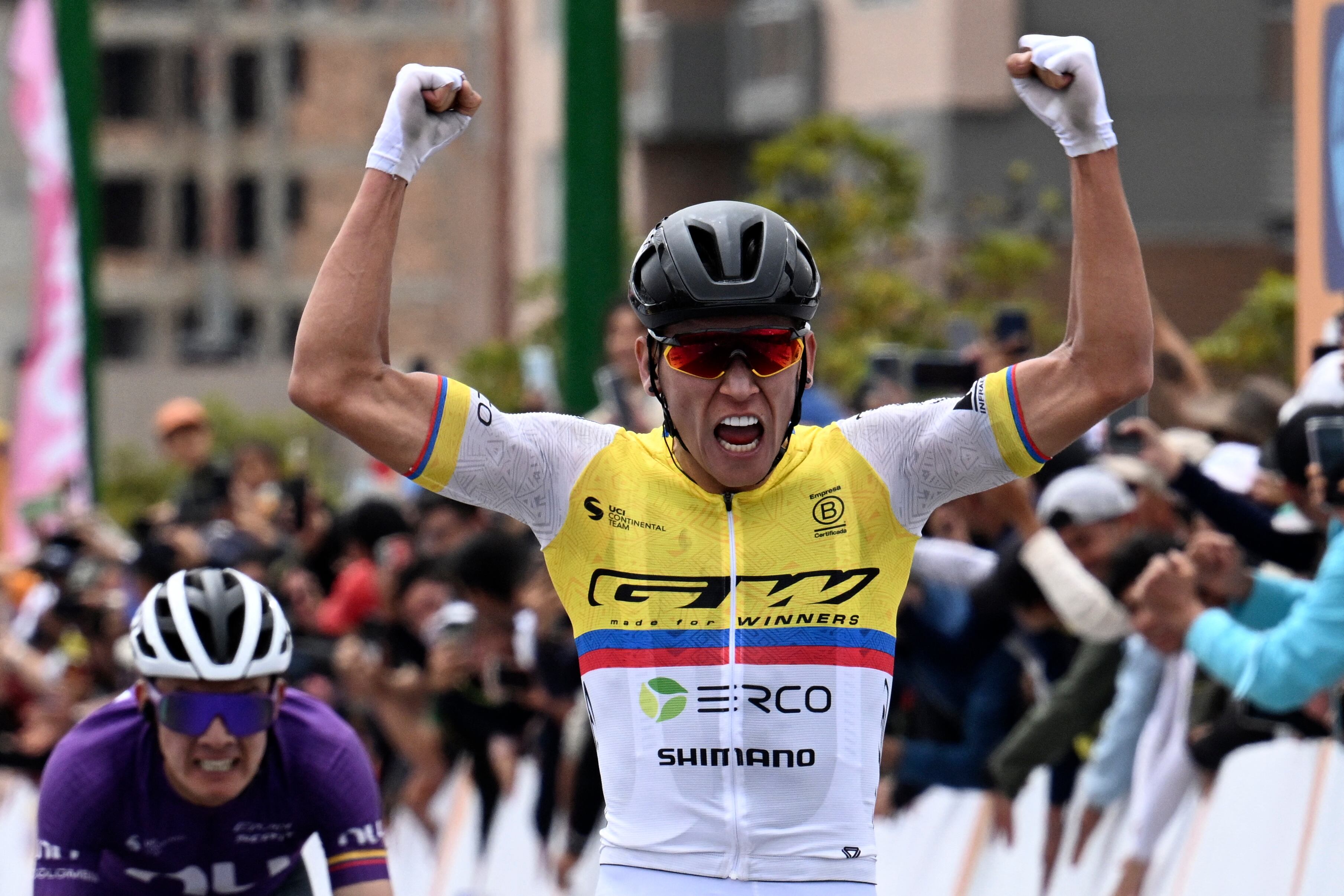 Alejandro Osorio festeja la victoria en la cuarta etapa del Tour Colombia. (Photo by LUIS ACOSTA/AFP via Getty Images)
