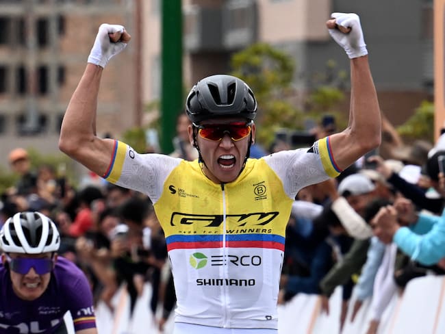 Alejandro Osorio festeja la victoria en la cuarta etapa del Tour Colombia. (Photo by LUIS ACOSTA/AFP via Getty Images)