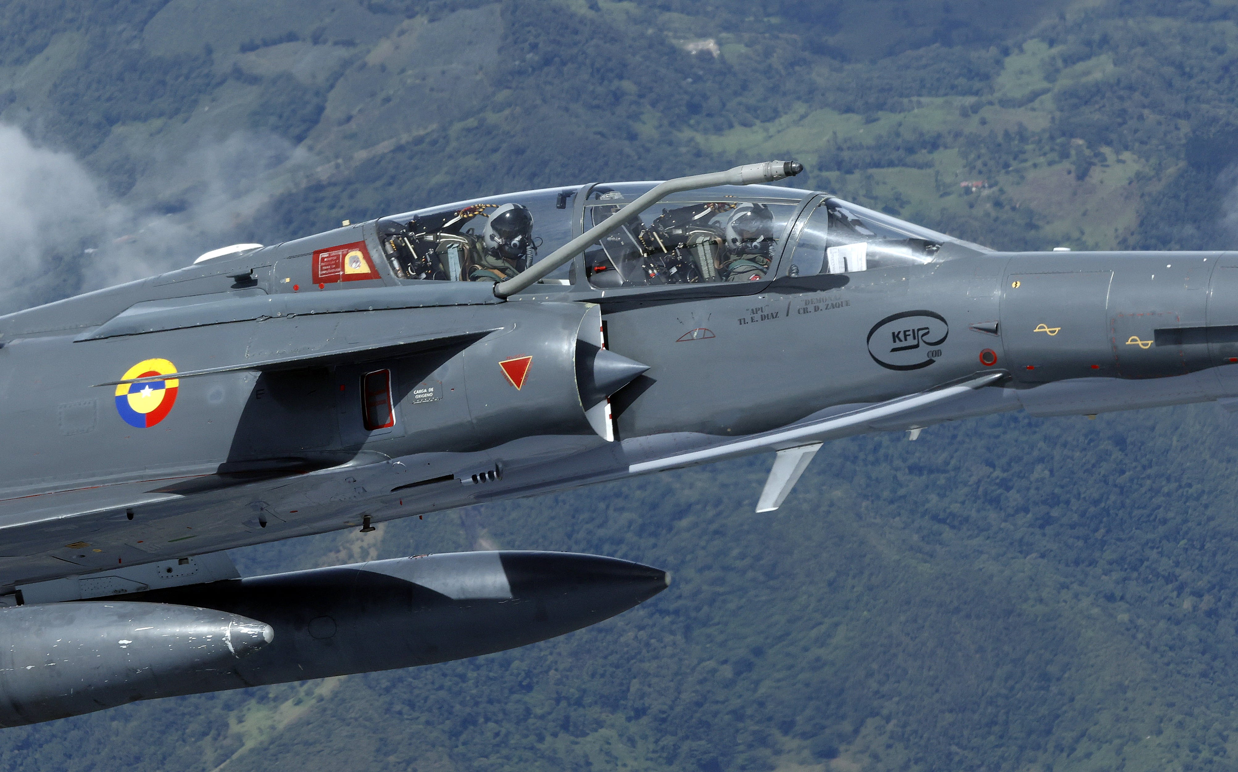 AME2622. BOGOTÁ (COLOMBIA), 17/07/2024.- Un avión de combate Kfir vuela este miércoles durante un ensayo previo al desfile militar del 20 de Julio, Día de la Independencia de Colombia, en Bogotá (Colombia). EFE/ Mauricio Dueñas Castañeda