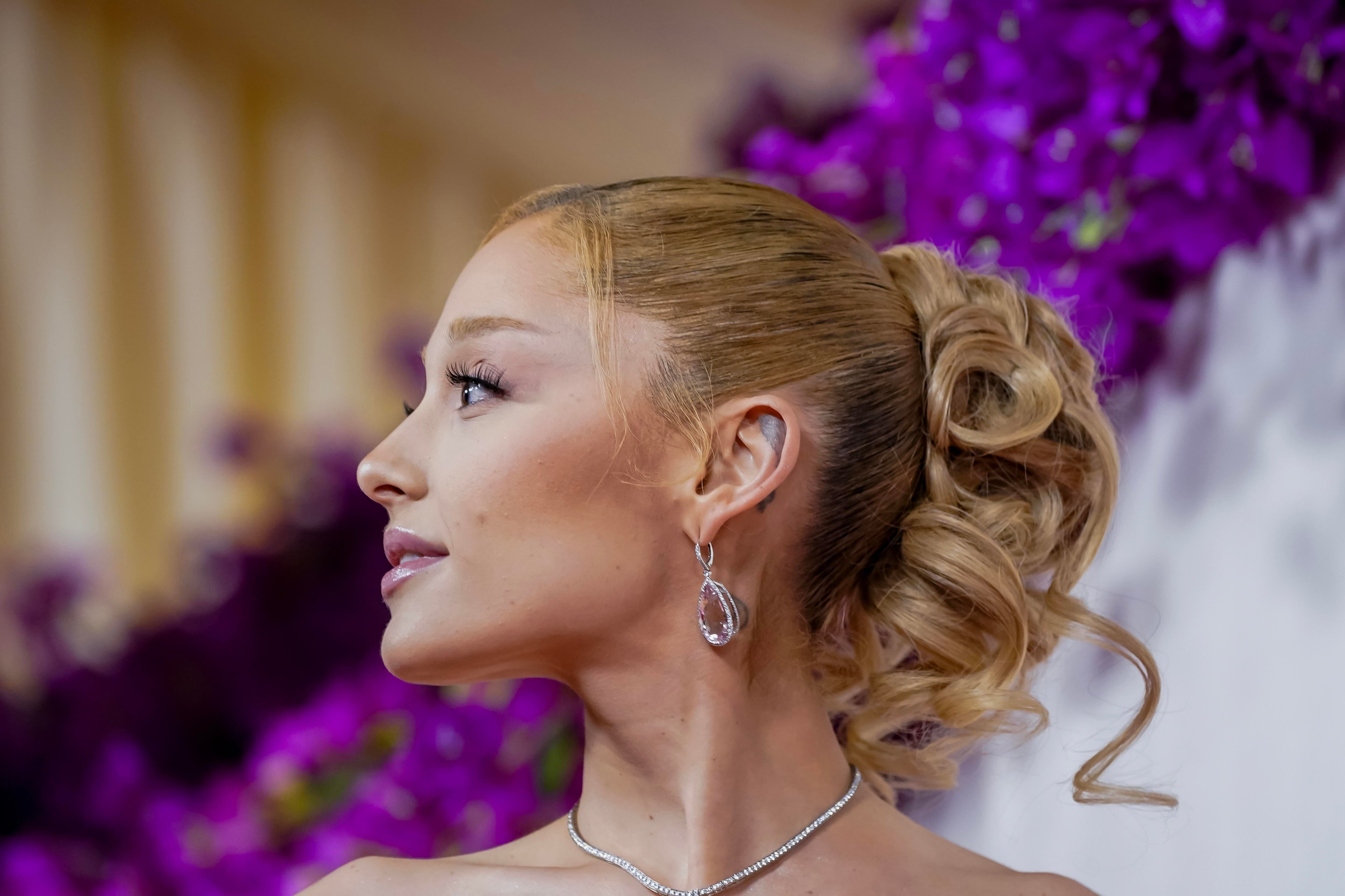 Los Angeles (United States), 10/03/2024.- Ariana Grande arrives for the 96th annual Academy Awards ceremony at the Dolby Theatre in the Hollywood neighborhood of Los Angeles, California, USA, 10 March 2024. The Oscars are presented for outstanding individual or collective efforts in filmmaking in 23 categories. EFE/EPA/KYLE GRILLOT