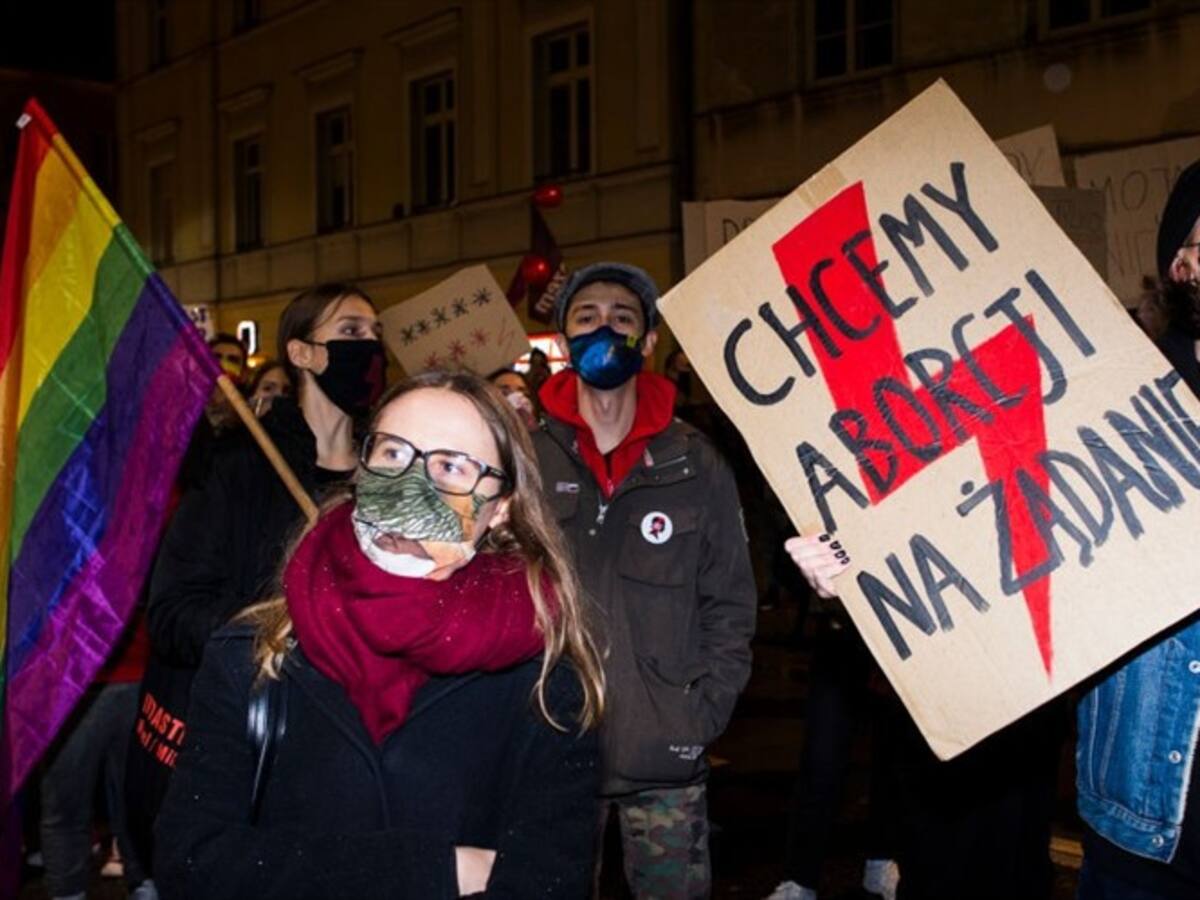 Las razones por las que miles de mujeres protestan en Polonia en contra del veto al aborto