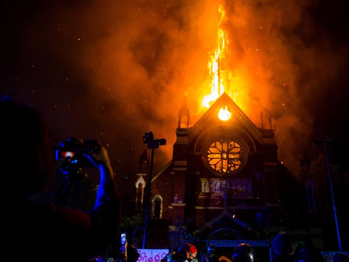 Un muerto, 580 detenidos e iglesias quemadas en protestas en Chile