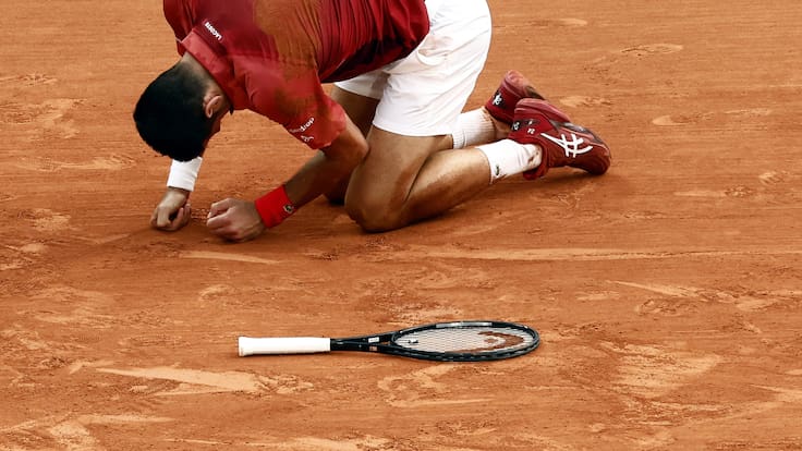 Paris (France), 03/06/2024.- Novak Djokovic of Serbia falls during his men&#039;s singles Round of 16 match against Francisco Cerundolo of Argentina at the French Open Grand Slam tennis tournament at Roland Garros in Paris, France, 03 June 2024. (Tenis, Abierto, Francia) EFE/EPA/YOAN VALAT