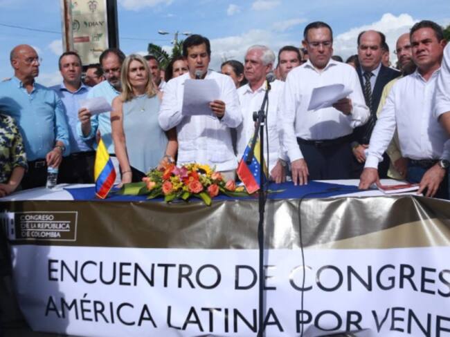 Encuentro de congresistas latinoamericanos en el puente Simón Bolivár en Cúcuta