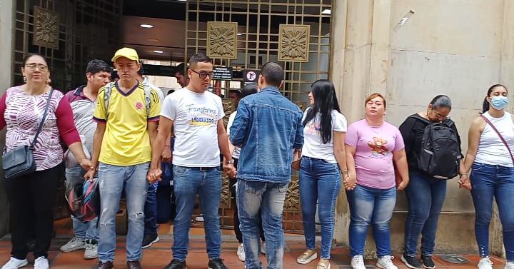 Profesores que no ganaron el concurso de mérito protestando a las afueras de la alcaldía de Cúcuta.