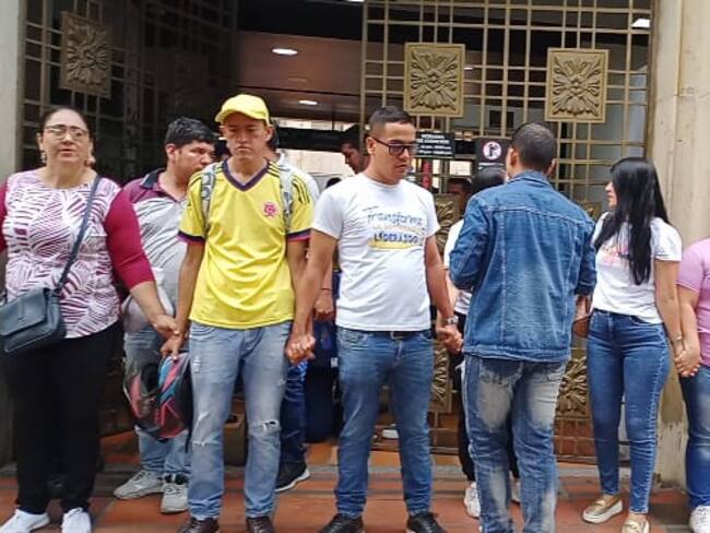 Profesores que no ganaron el concurso de mérito protestando a las afueras de la alcaldía de Cúcuta.