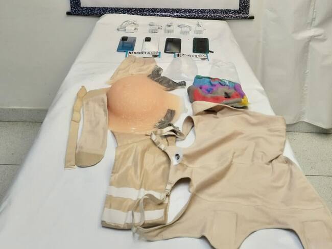 Mujer fingió embarazo para ingresar licor y celulares a la cárcel La Picota