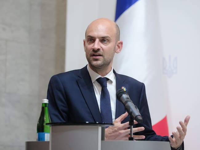 El ministro francés para Europa y Asuntos Exteriores, Jean-Noël Barrot, participa en una rueda de prensa conjunta con el ministro ucraniano de Asuntos Exteriores, Andrii Sybiha, el 21 de julio de 2025 en Kiev, Ucrania. (Foto de Vitalii Nosach/Global Images Ucrania vía Getty Images)