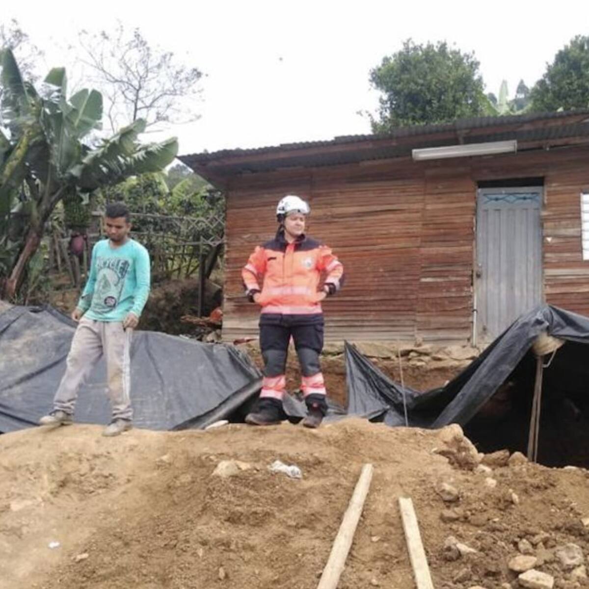 Dos jóvenes fueron rescatados tras ser sepultadas por un alud en Bello