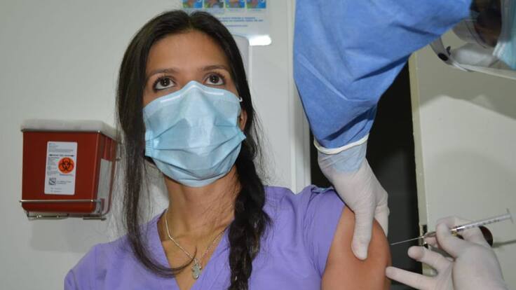 Clínica Chicamocha inició vacunación a profesionales