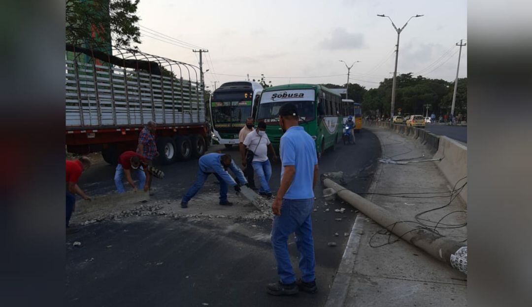 Poste que cayó sobre la vía en la calle 30.