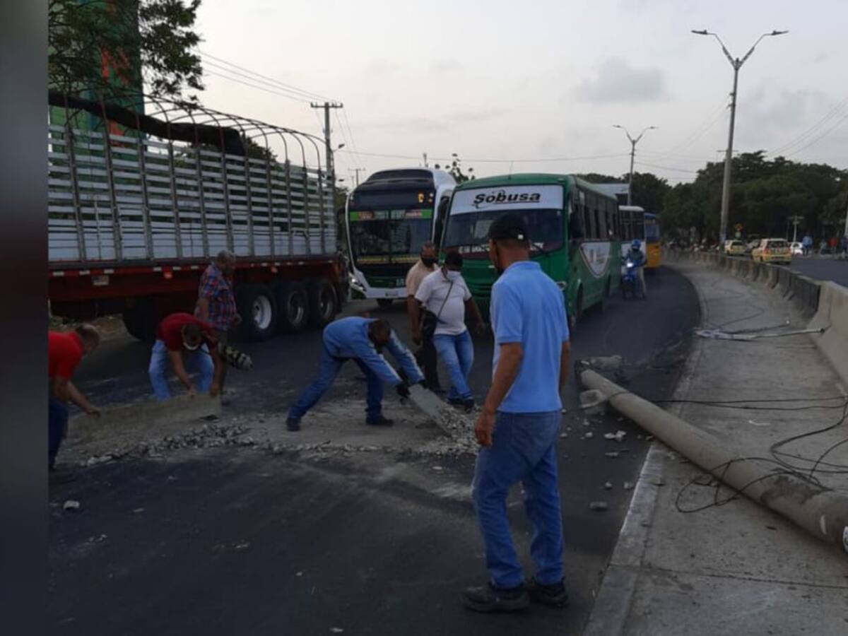 Trancón en la autopista al aeropuerto Ernesto Cortissoz