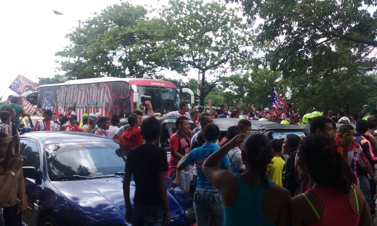 Caravana de hinchas que acompañaron al Atlético Junior