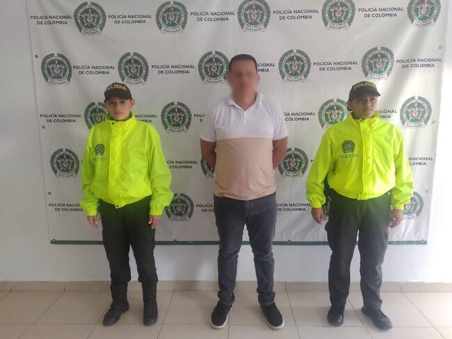 Mientras el hombre purgaba una condena en casa por cárcel.