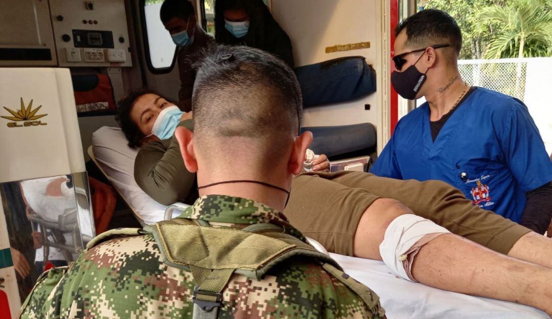 Momento del traslado de tres capturados durante la operación en zona rural de Calamar.