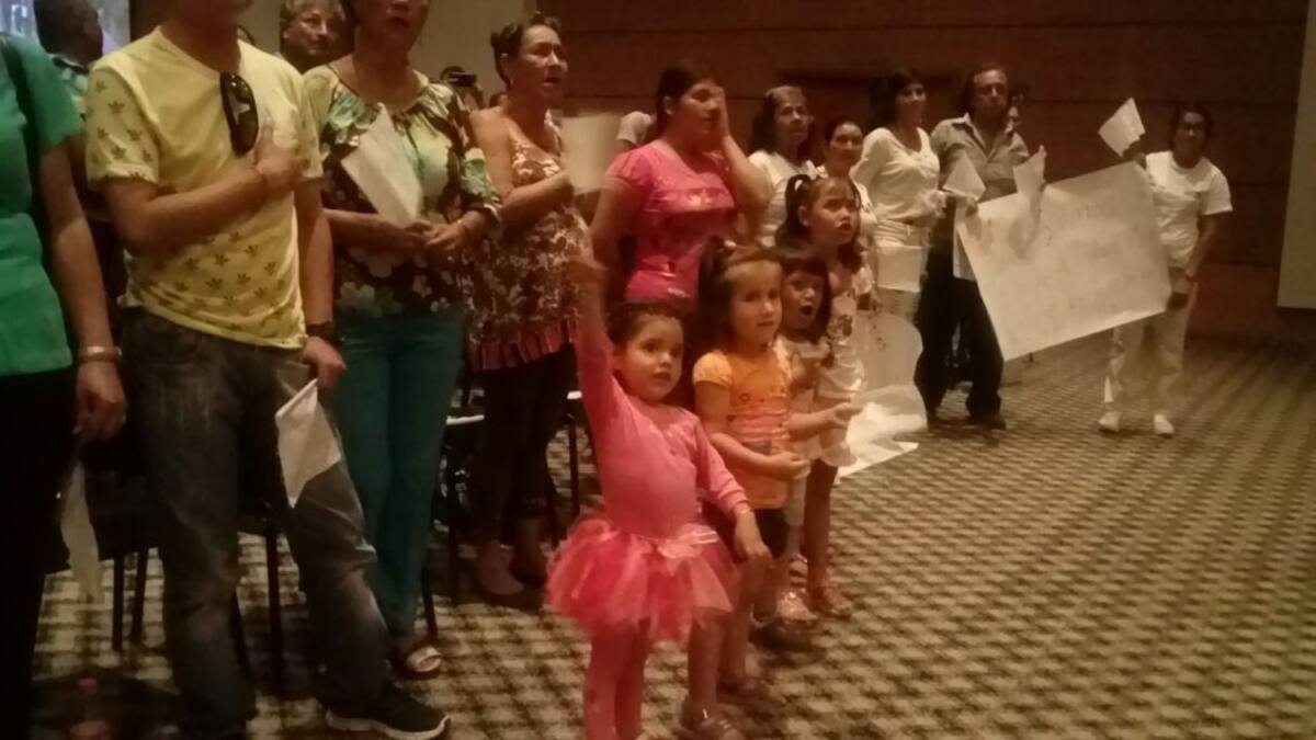 Con carteles, banderas y pancartas los asistentes dieron su respaldo a la paz