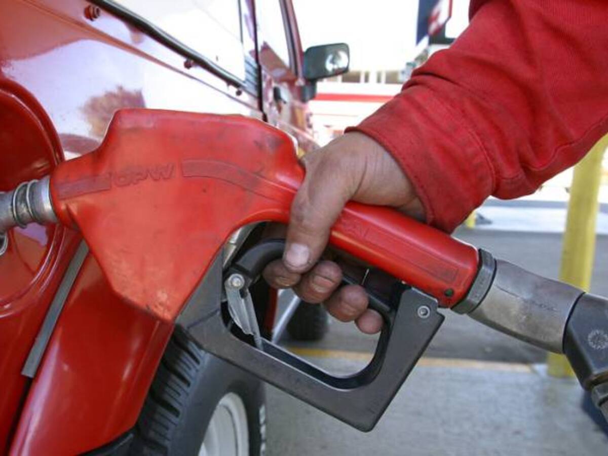 Gobierno da reversa y baja el precio de la gasolina