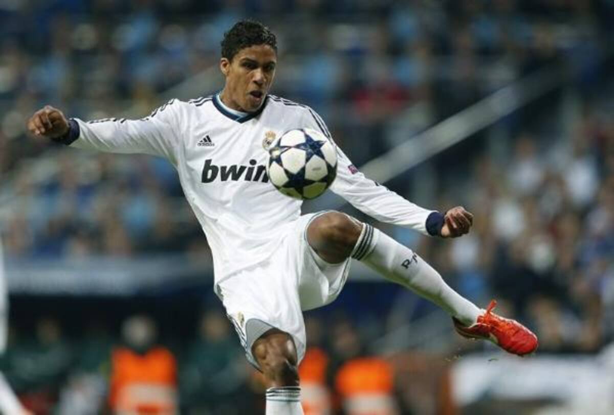 Varane en acción en el Bernabéu.