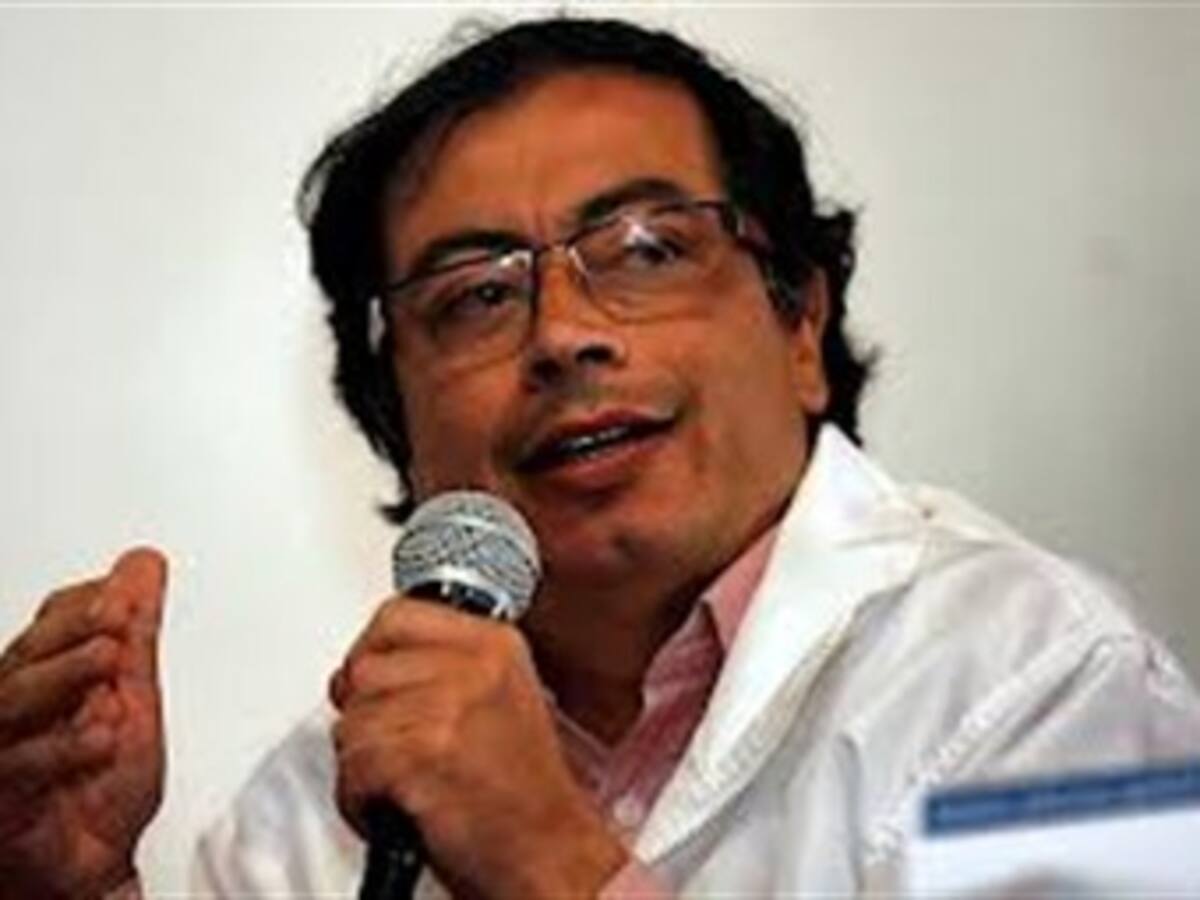 Petro pide que cese el fuego sea bilateral