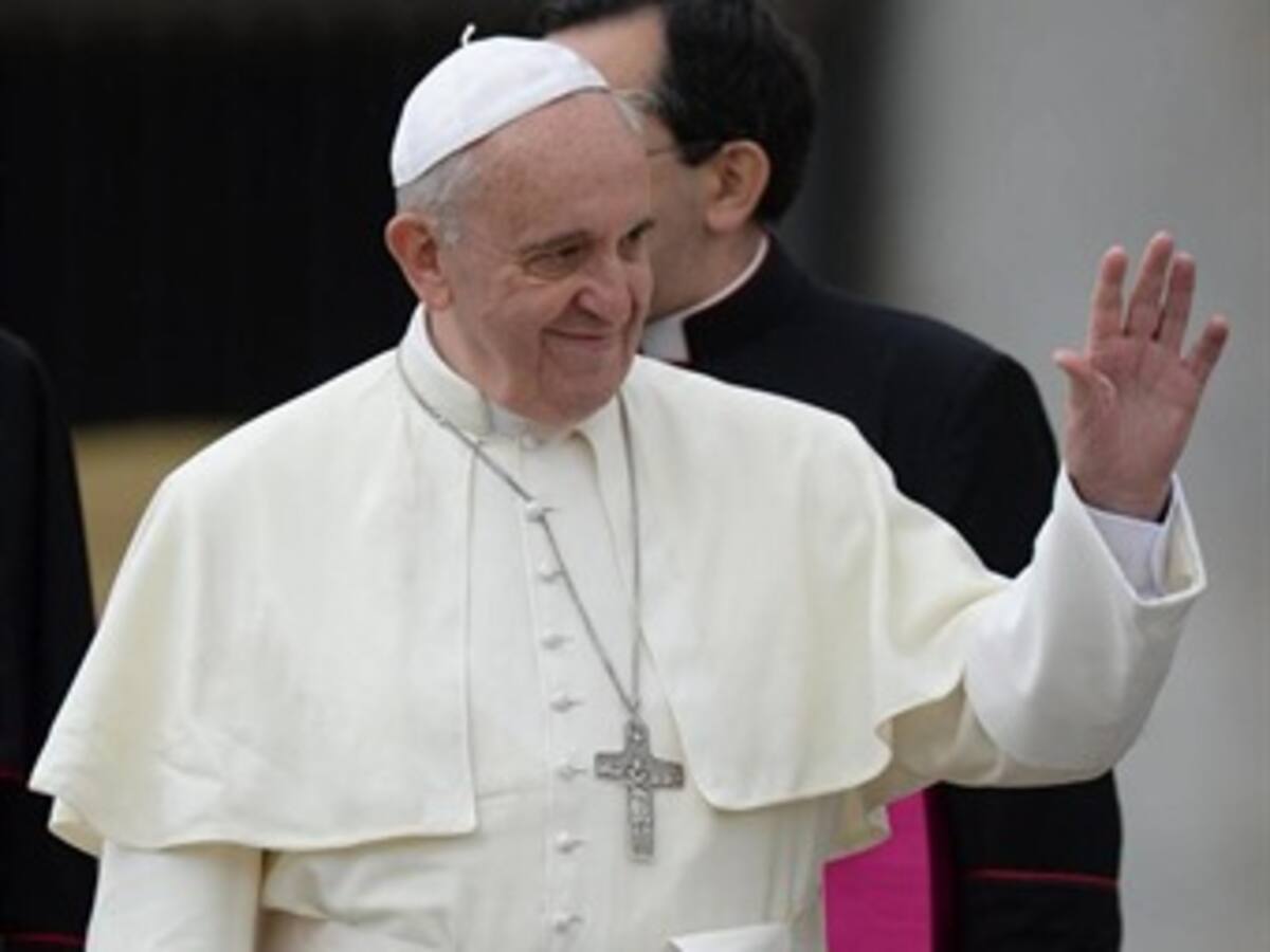 Papa agradece a Bertone la paciencia y el valor demostrado en la adversidad