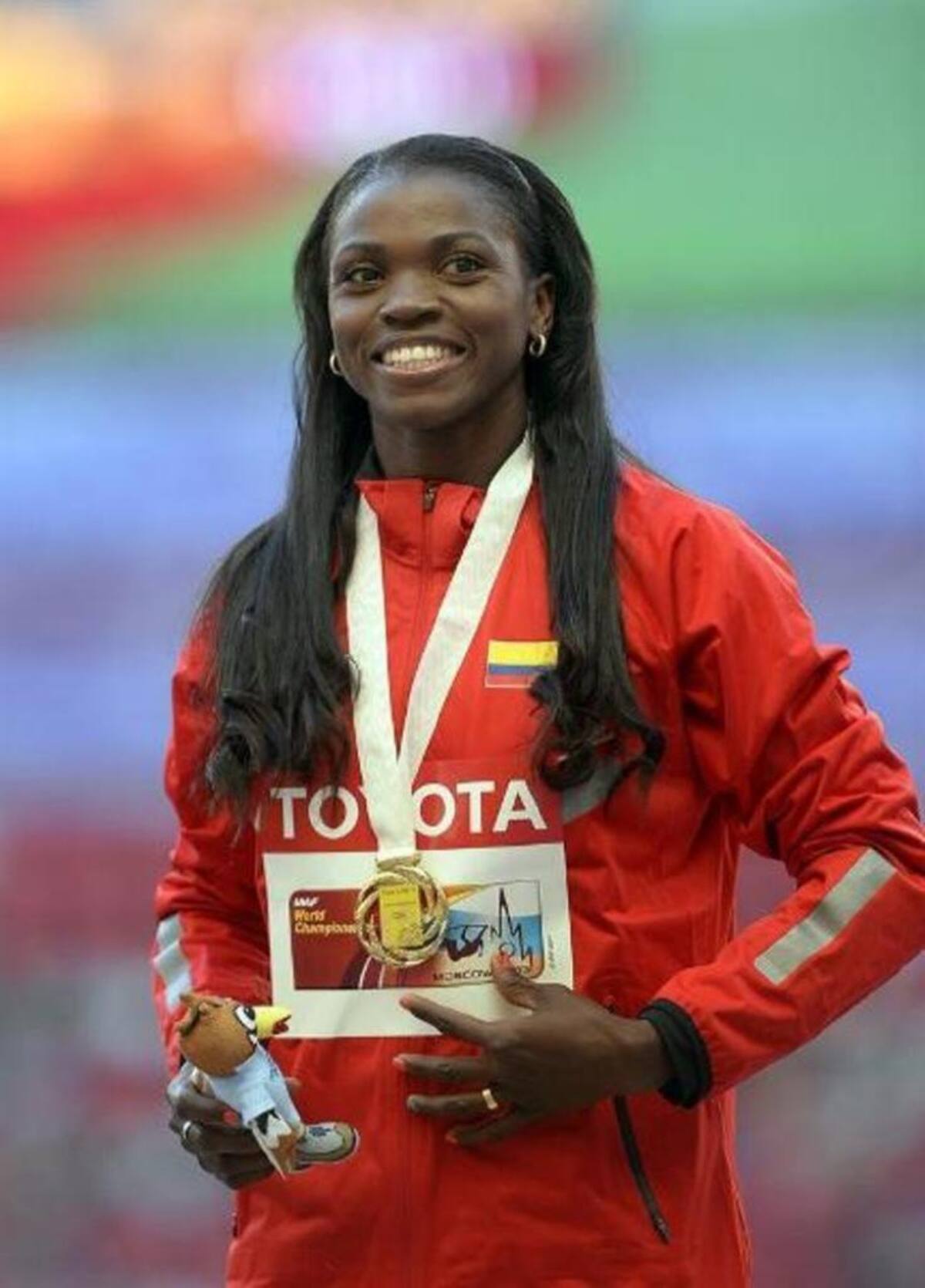La atleta colombiana Caterine Ibargüen posa con la medalla de oro durante la ceremonia de entrega de medallas de la categoría femenina de triple salto durante el Mundial de Atletismo de Moscú 2013.