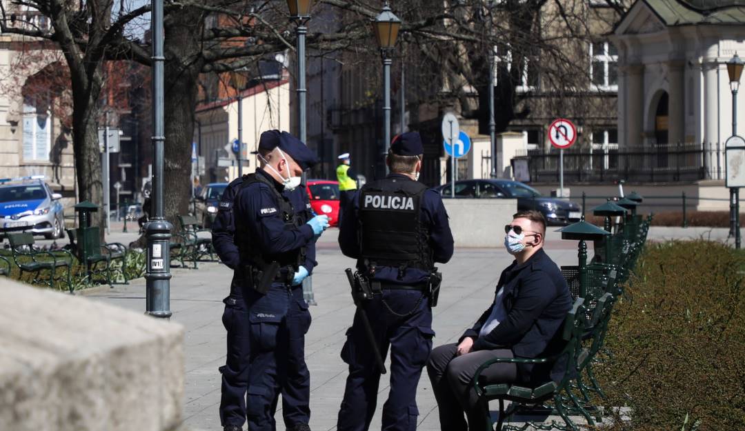 Policías polacos verificando el cumplimiento de las medidas de bioseguridad.     Foto: Getty 