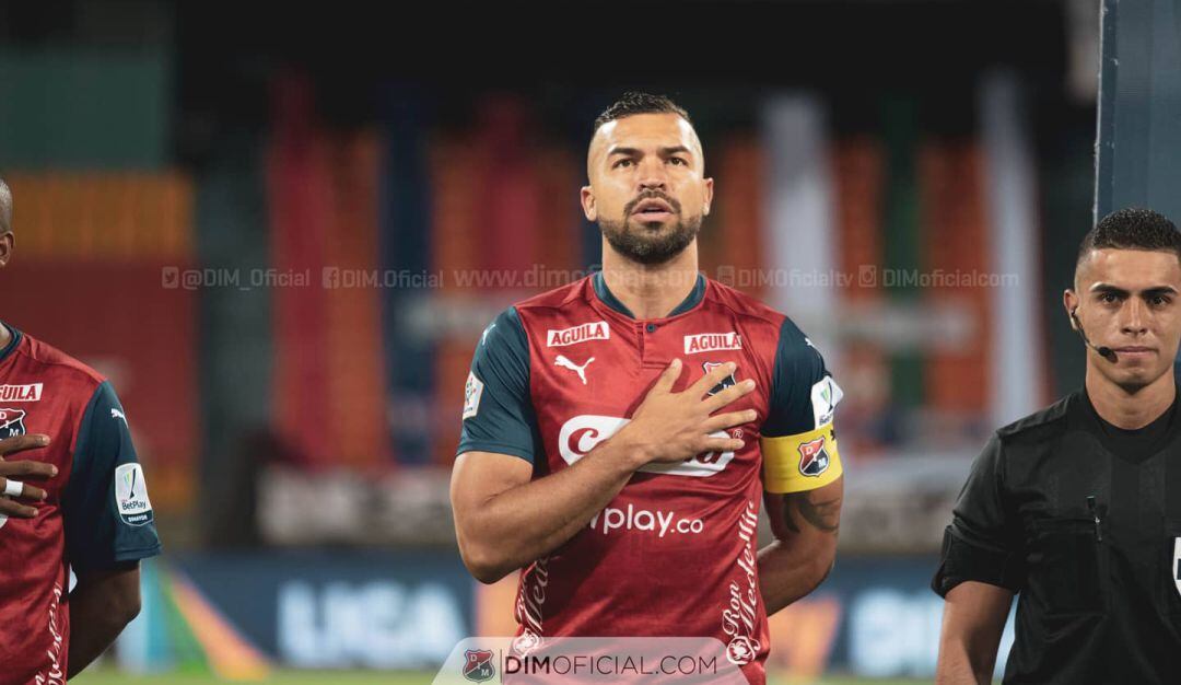 Andrés Cadavid, capitán del Medellín, durante los actos protocoloarios del clásico.