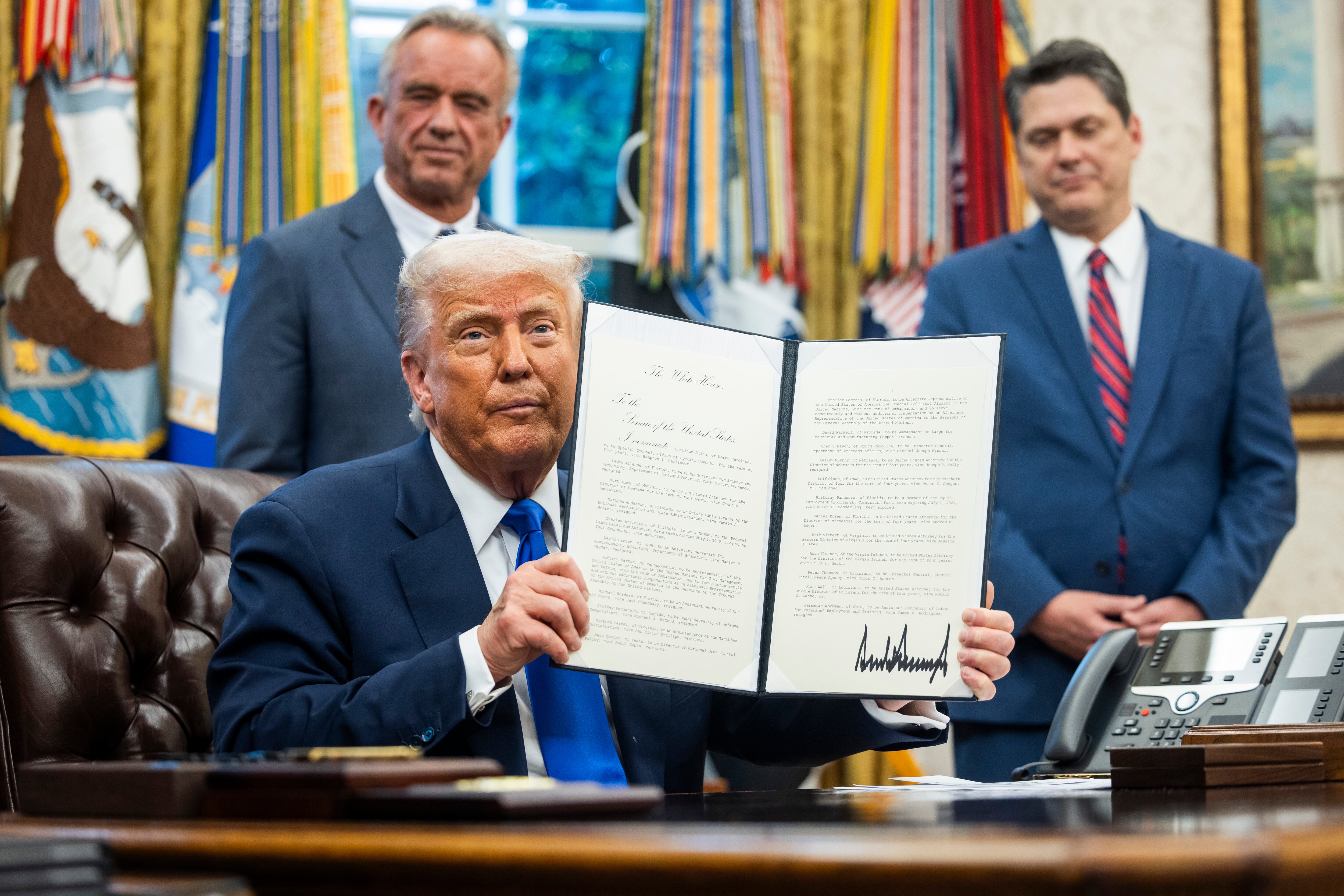 WASHINGTON (United States), 05/05/2025.- US President Donald Trump signs a series of executive orders related to health care in the Oval Office of the White House in Washington, DC USA, 05 May 2025. Trump said he would soon make an announcement on health care that would be 'more related to costs, the costs of medicine and drugs.' EFE/EPA/JIM LO SCALZO / POOL