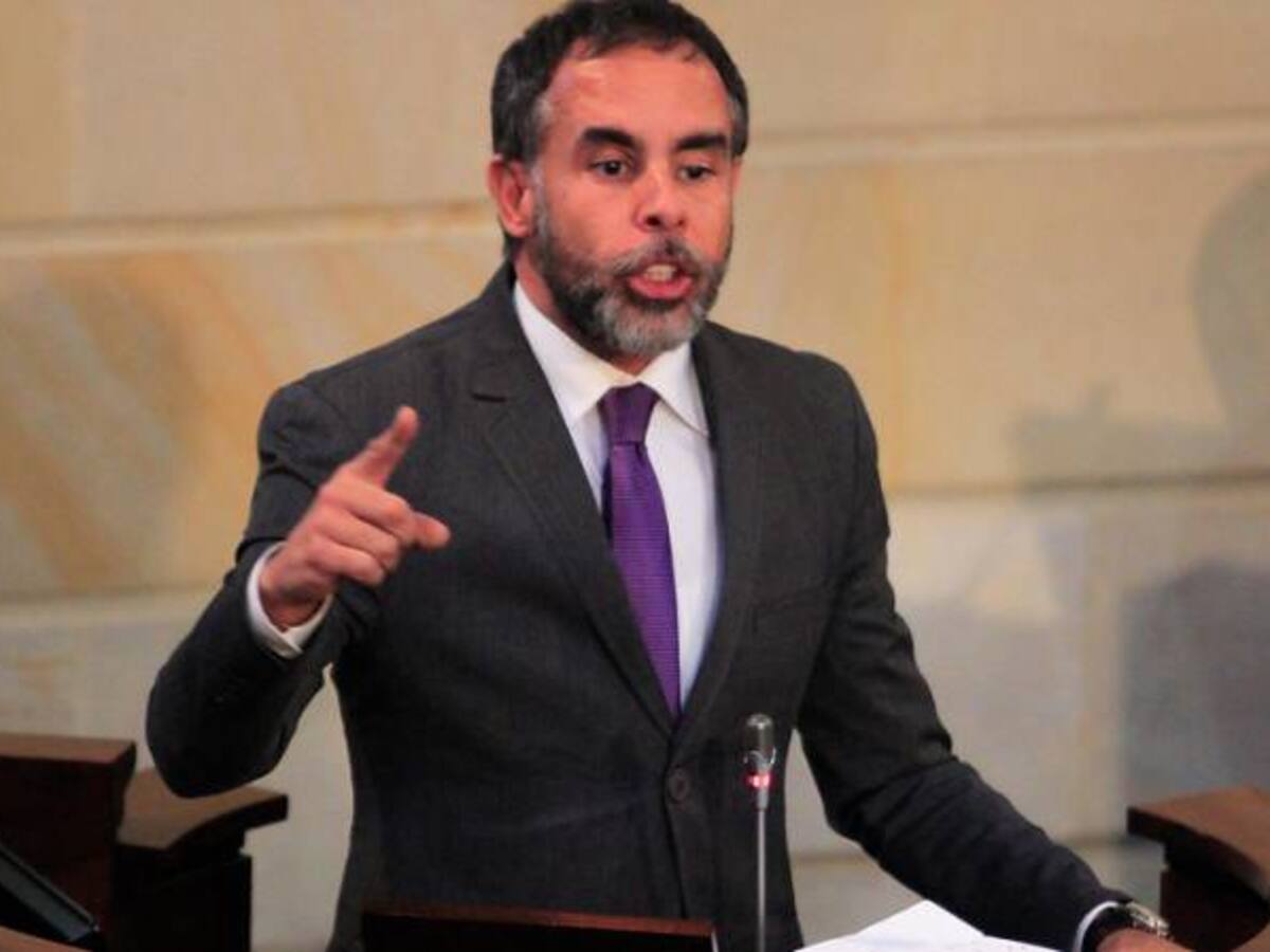 Vargas Lleras parece vicepresidente de otro país: senador Benedetti