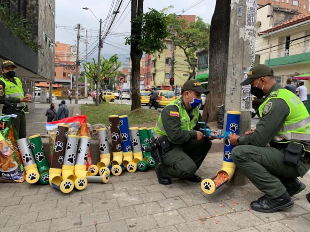 Con tubos PVC Policías fabricaron dispensadores de comida para animales